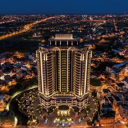 คังเยว่ ฮอต สปริง รีสอร์ต Hotel หลัวตง ภายนอก รูปภาพ The hotel at night