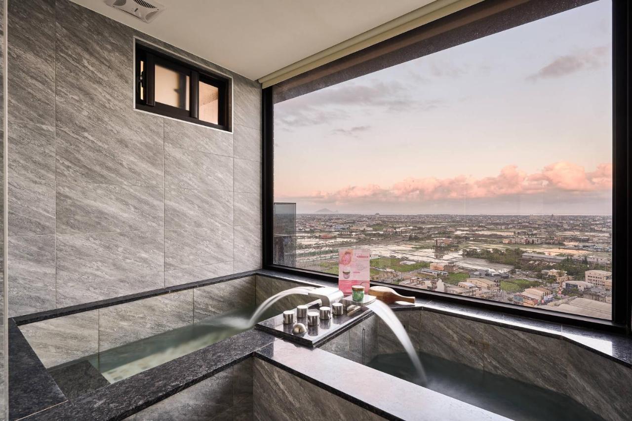 คังเยว่ ฮอต สปริง รีสอร์ต Hotel หลัวตง ภายนอก รูปภาพ A modern Japanese bath