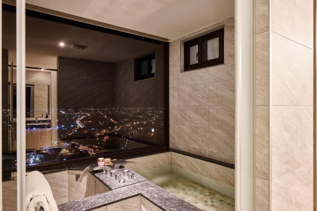 คังเยว่ ฮอต สปริง รีสอร์ต Hotel หลัวตง ภายนอก รูปภาพ Bathroom with a view