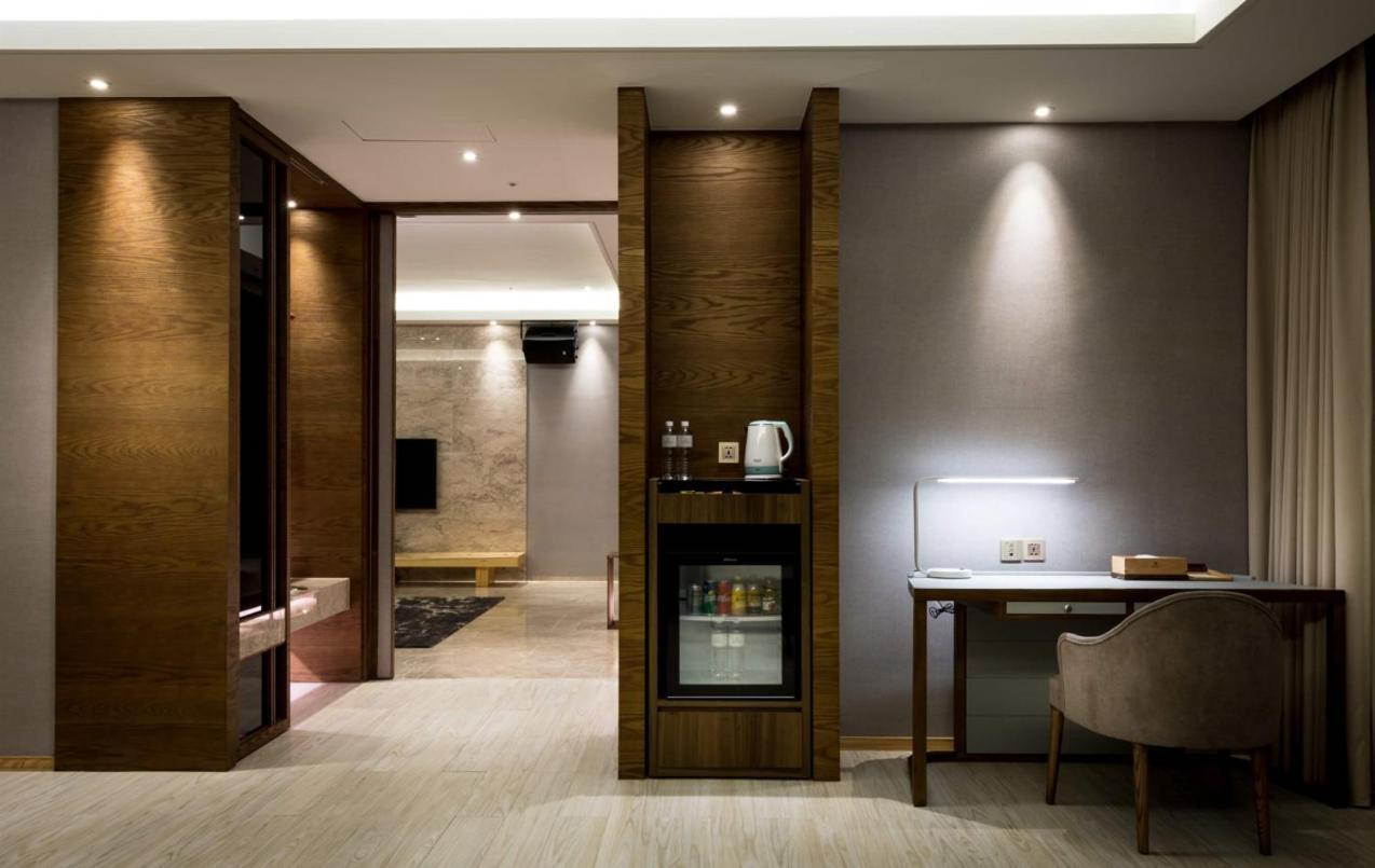 คังเยว่ ฮอต สปริง รีสอร์ต Hotel หลัวตง ห้อง รูปภาพ A room at the hotel