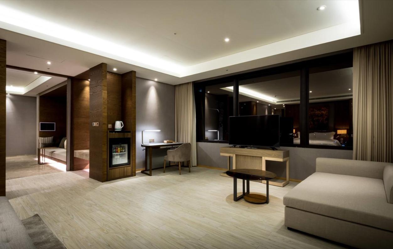 คังเยว่ ฮอต สปริง รีสอร์ต Hotel หลัวตง ห้อง รูปภาพ A suite at the hotel