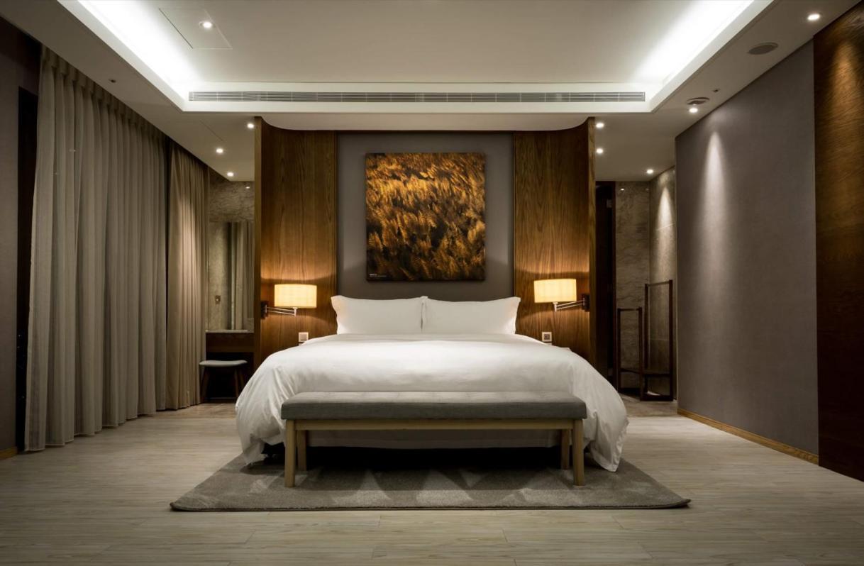 คังเยว่ ฮอต สปริง รีสอร์ต Hotel หลัวตง ห้อง รูปภาพ A bedroom at The Ritz-Carlton, Hong Kong