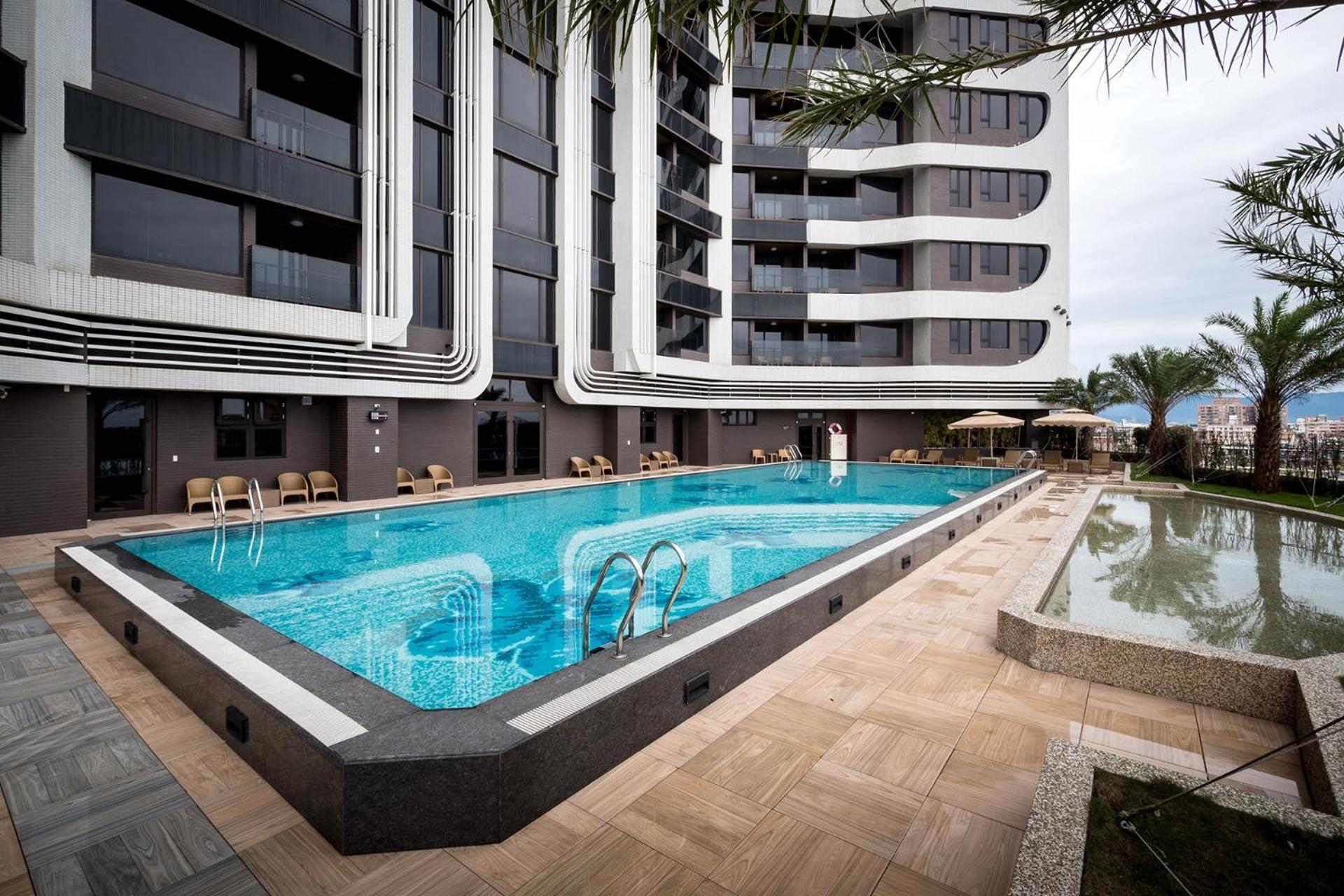 คังเยว่ ฮอต สปริง รีสอร์ต Hotel หลัวตง ภายนอก รูปภาพ The swimming pool at the hotel