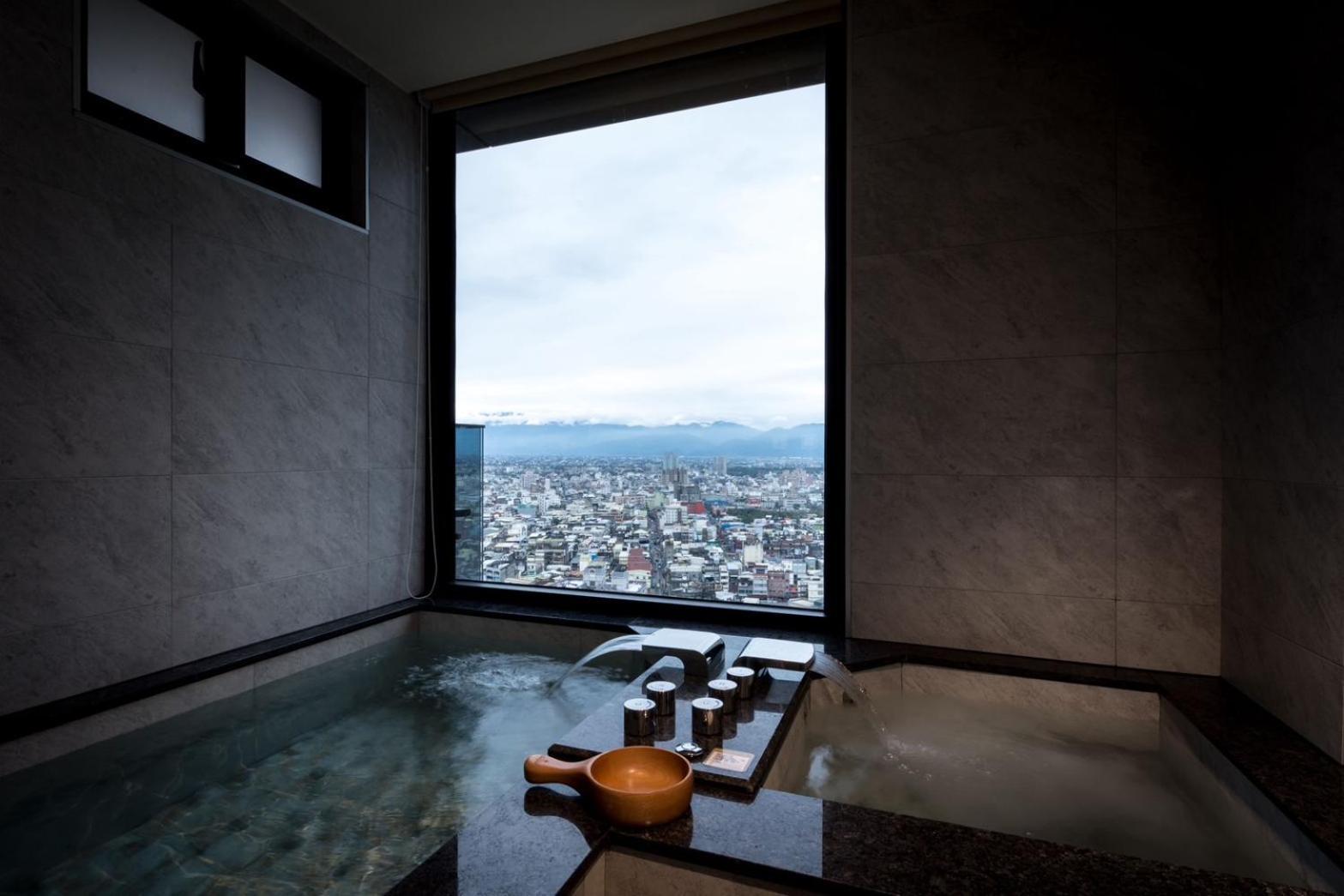 คังเยว่ ฮอต สปริง รีสอร์ต Hotel หลัวตง ห้อง รูปภาพ A view of Mount Takami from the hotel