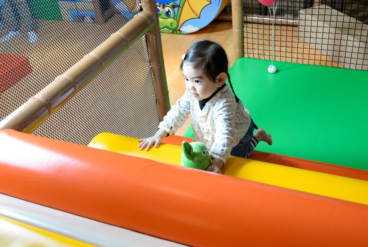 คังเยว่ ฮอต สปริง รีสอร์ต Hotel หลัวตง ภายนอก รูปภาพ A child playing at a playground