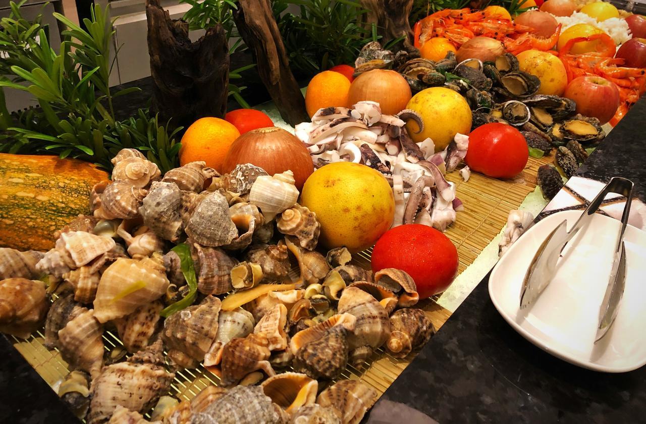 คังเยว่ ฮอต สปริง รีสอร์ต Hotel หลัวตง ภายนอก รูปภาพ A selection of seafood at a buffet