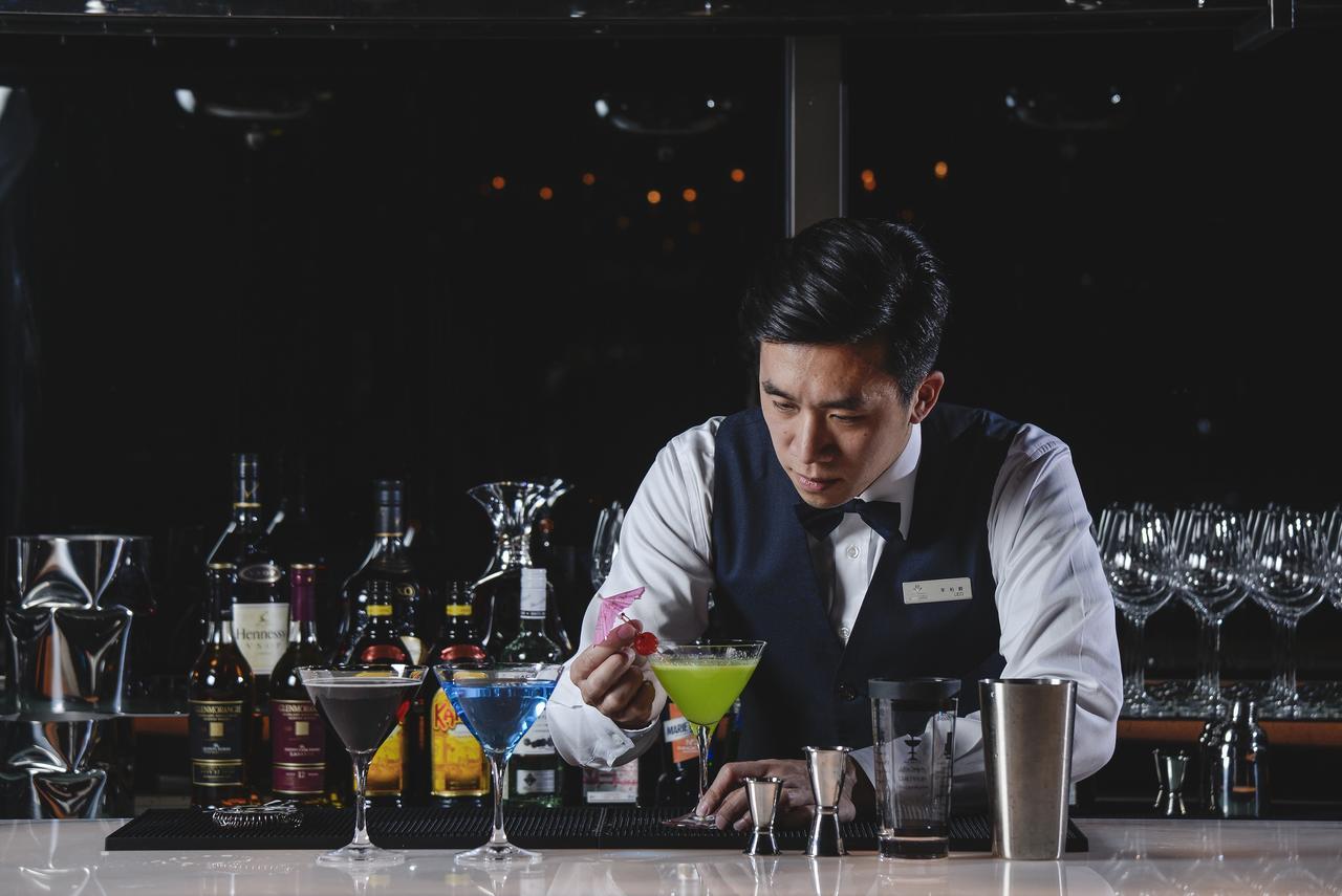 คังเยว่ ฮอต สปริง รีสอร์ต Hotel หลัวตง ภายนอก รูปภาพ Bartender at work