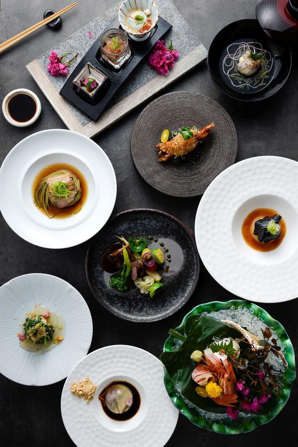 คังเยว่ ฮอต สปริง รีสอร์ต Hotel หลัวตง ภายนอก รูปภาพ Dishes at the restaurant